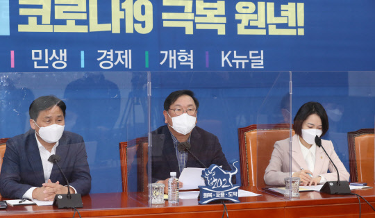 김태년 민주당 원내대표가 14일 국회에서 열린 설 민심 전달 기자간담회에서 발언하고 있다. 연합뉴스